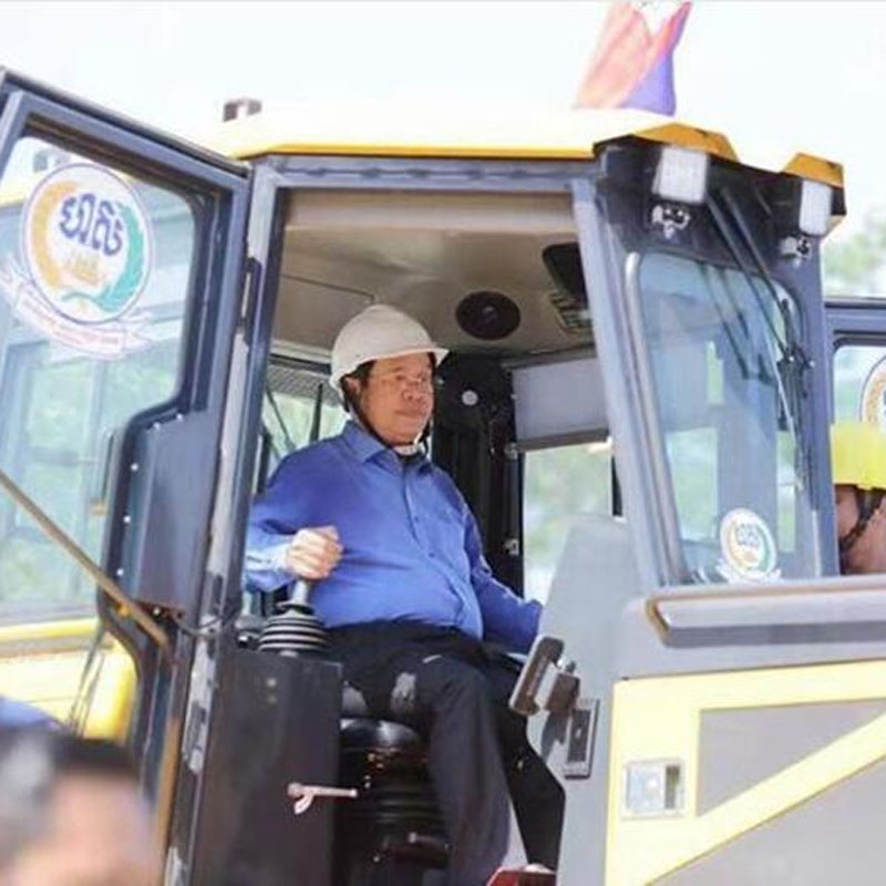 O primeiro-ministro cambojano Hun Sen testa a escavadora Shantui